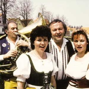 während der Aufzeichnung einer Fernsehsendung in Holašovice.