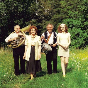 sang mit Veselka das Lied „Jarní špacíry“ (Frühlingsspaziergänge). Einen Frühlingsspaziergang unternahmen mit den beiden Damen Kapellmeister Ladislav Kubeš jun. und Sänger Milan Černohouz. Vlasta Parkanová steht - wegen ihrer südböhmischen Abstammung - Veselka sehr nahe. Parkanová kommt aus Sezimovo Ústí - von dort ist es nur ein Steinwurf nach Blata.