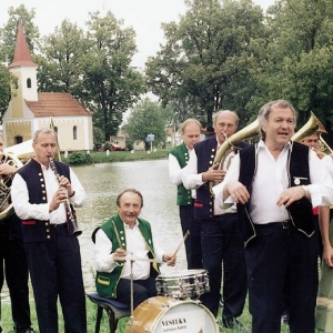 natáčela Veselka na břehu rybníka v Mažicích.