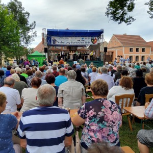 Nun spielt die Blaskapelle Veselka auf