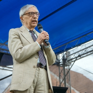 Miloň beginnt die Moderation für das Konzert und begrüsst das Publikum