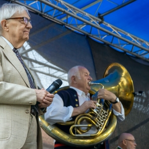 Miloň Čepelka pozorující a Ladislav Kubeš hrající