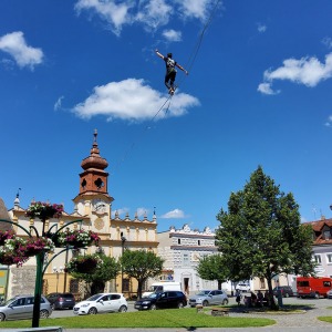 Ke "STARÉ RADNICI" se pomalu blíží provazochodec