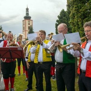 Muzikanti Veselky, Pavel Kala, Josef Kolafa, Michal Němec společně s Kubešovankou hrají Borkovickou polku