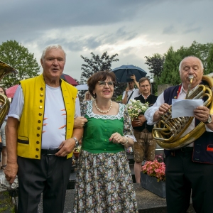 Josef Oplt, Blanka Tůmová zpívají, Ladislav Kubeš ml. hraje Borkovickou polku, vzadu se připravuje Andreas Schindl z Bradu položit za Kubešovanku kytičku