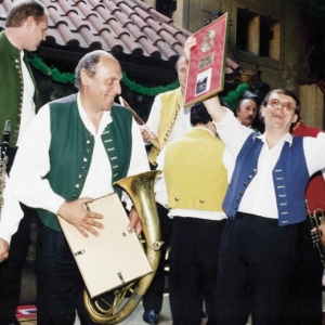 über die Goldene Platte, den Baritonist Karel Melíšek hat es nicht aus der Ruhe gebracht, und Trompeter Josef Kolafa zeigte totales Desinteresse.