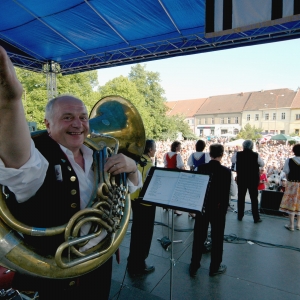 begrüßt das Publikum beim Internationalen Festival "Kubešova Soběslav."